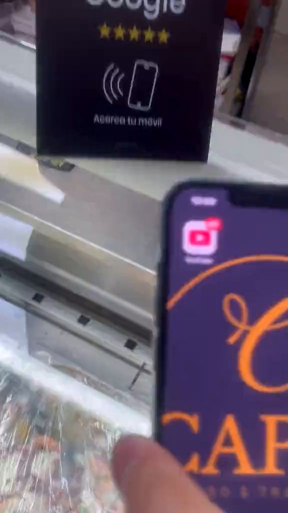 Un móvil se acerca a la placa y se abre la reseña de Google